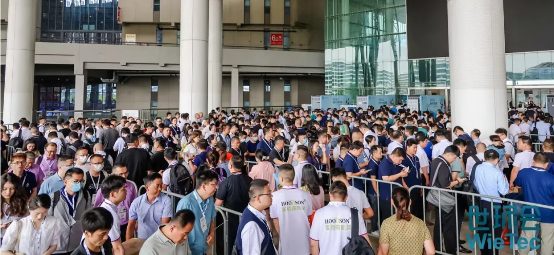 The image shows crowds gathered at the water expo in Shanghai called Flowtech.
